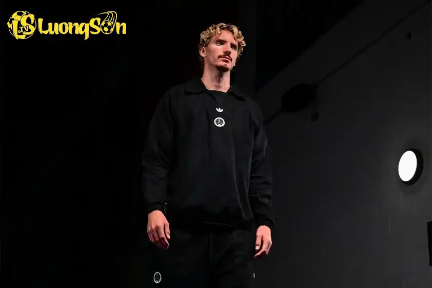 Nick Woltemade sở hữu chiều cao lên đến 1m98, hứa hẹn mang đến cho Newcastle nhiều bàn thắng trên không (Ảnh: Newcastle United).