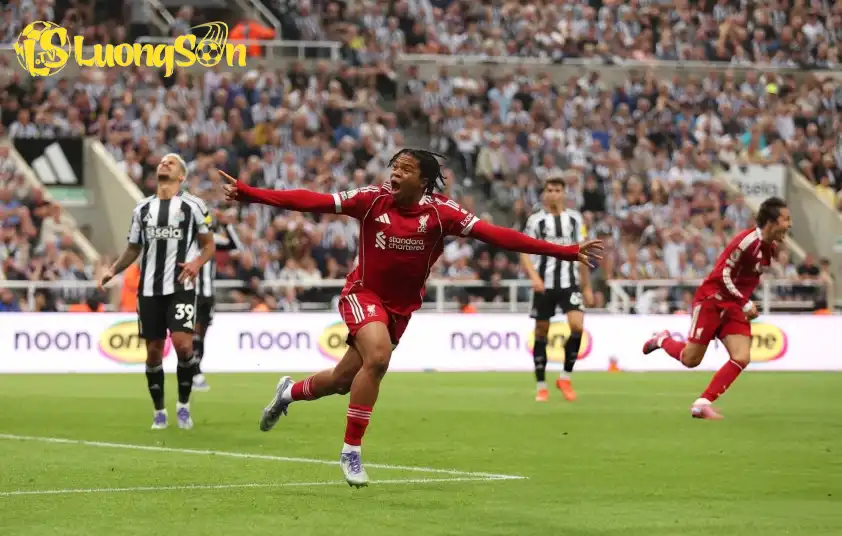 Thần đồng Rio Ngumoha tỏa sáng rực rỡ mang về 3 điểm cho Liverpool (ảnh: Premier League).