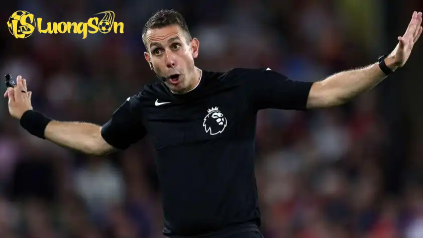 David Coote nhận án phạt nặng từ FA (Ảnh: GOAL).