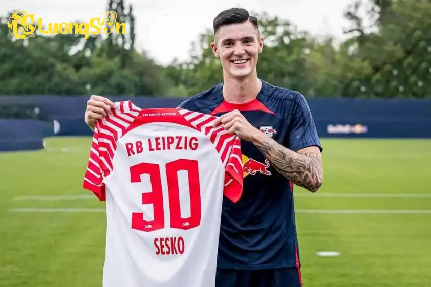 Số áo 30 đã gắn bó với Sesko kể từ thời ở RB Leipzig (Ảnh: RB Leipzig).
