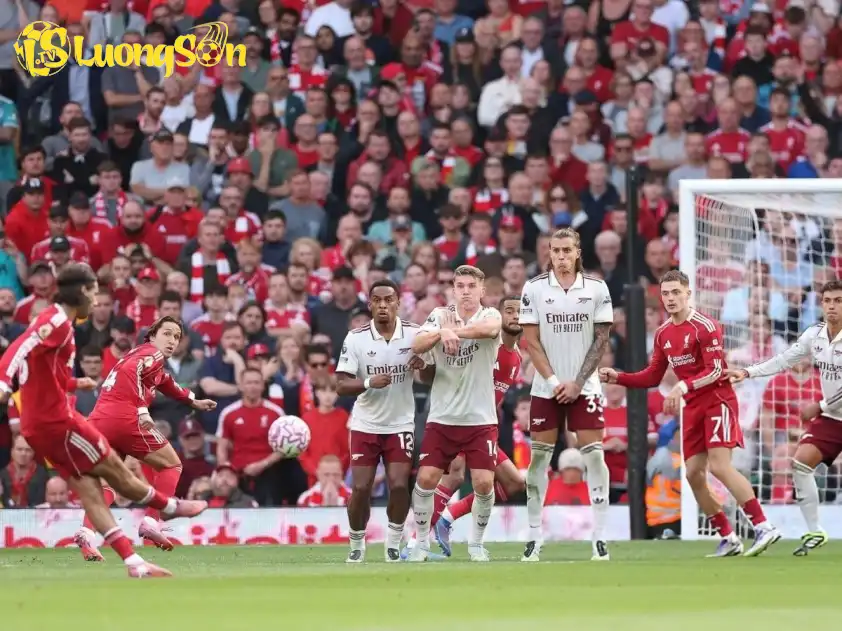 David Raya đã bất lực trước cú sút phạt đẳng cấp của Dominik Szoboszlai (Ảnh: GOAL)