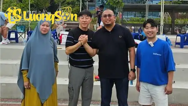 Andre Rosiade (đeo kính) khẳng định một cầu thủ nhập tịch gốc Hà Lan đã gây áp lực lên PSSI nhằm sa thải HLV Shin Tae Yong